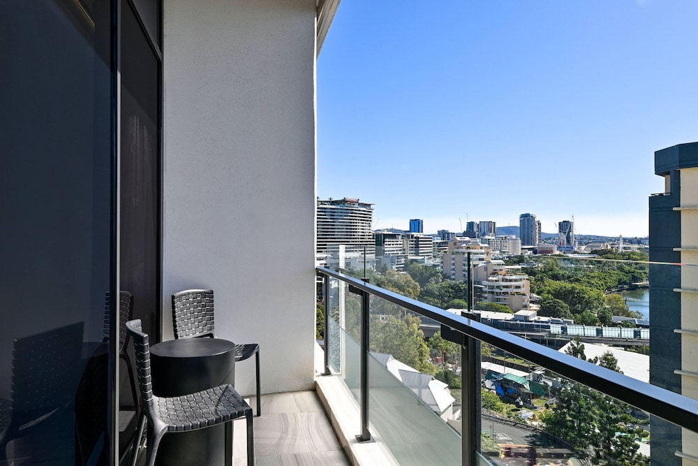 Premium Room, 1 King Bed, Balcony thumbnail 5