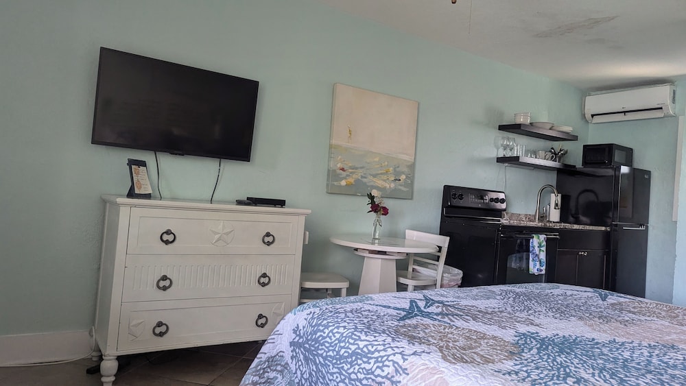 Room, 1 Queen Bed, Kitchenette photo 2