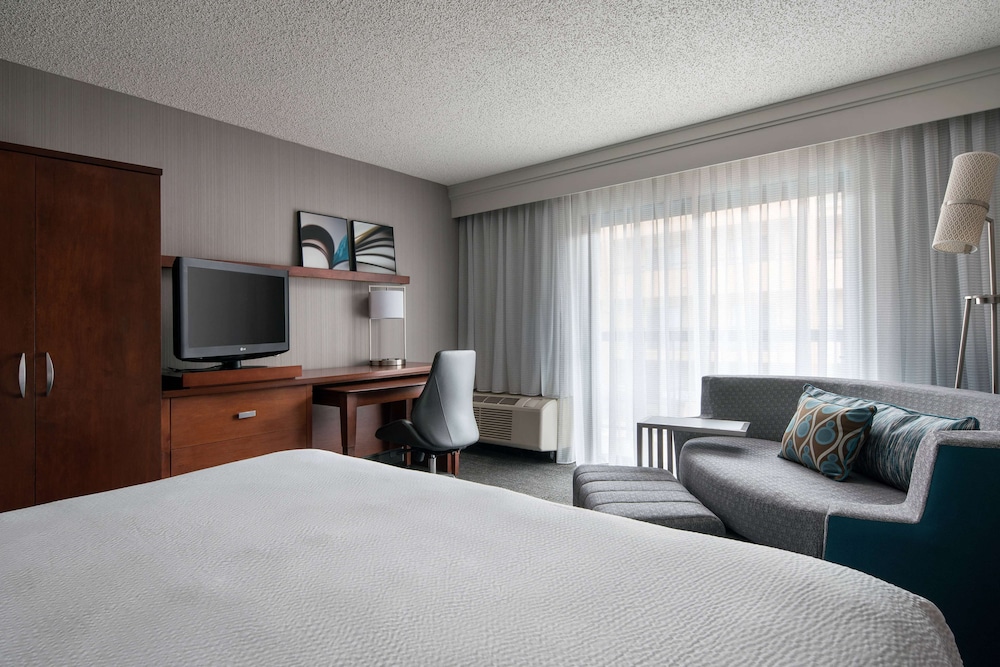 Room, 1 King Bed, Accessible (Balcony Mobility Tub) - Photo 2