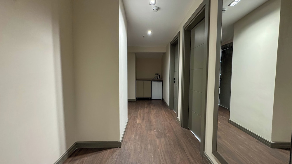 Family Room thumbnail 6
