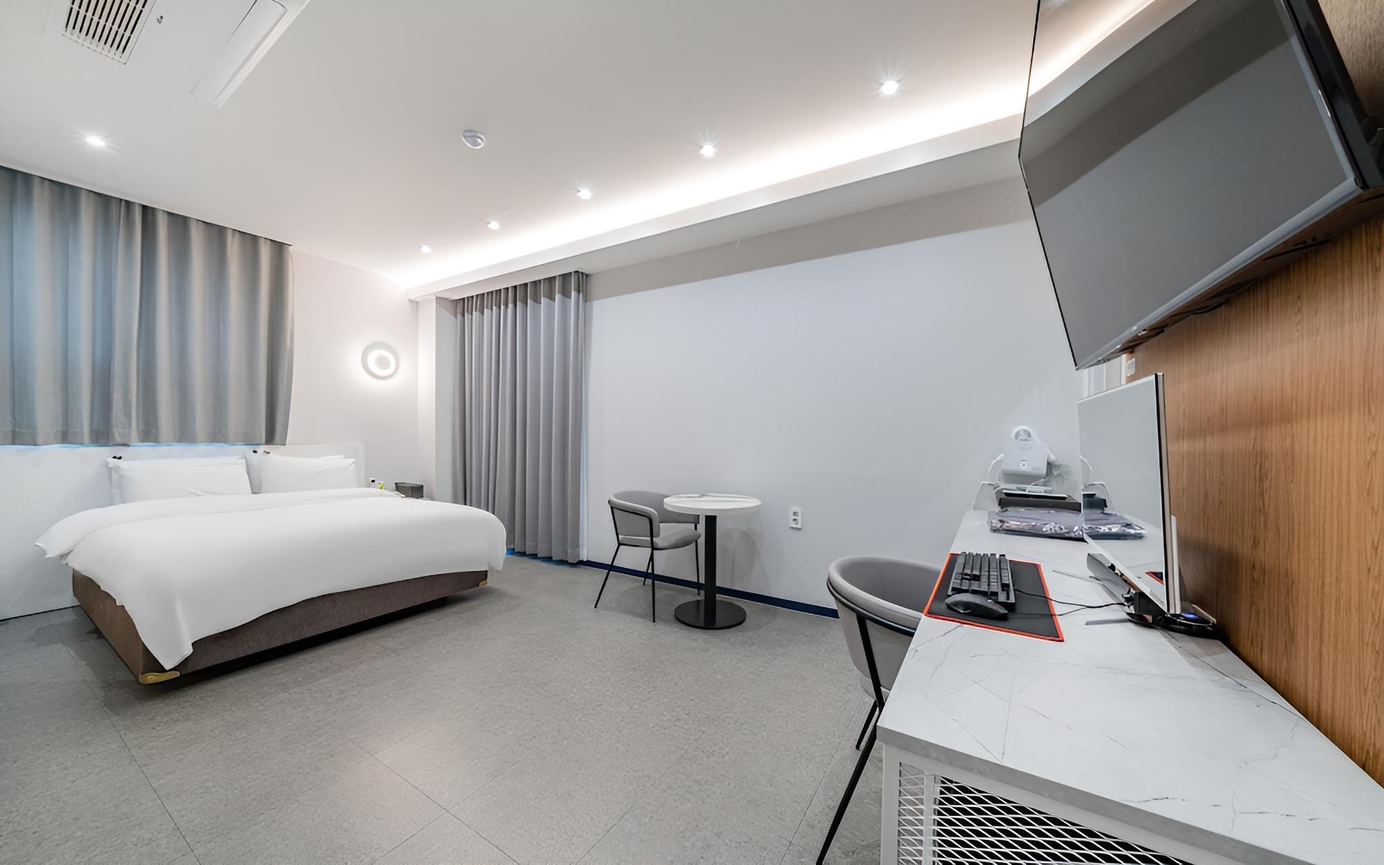 Room (Semi-Special Room (1PC/Netflix/Styler) - Photo 2