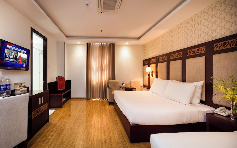 Deluxe Triple Room, City View photo 2