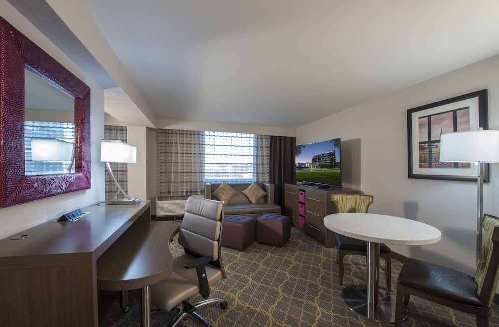 Junior Suite, 1 King Bed, Accessible, Non Smoking - Photo 3