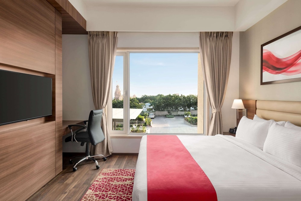 Deluxe Room, 1 King Bed, Non Smoking photo 1