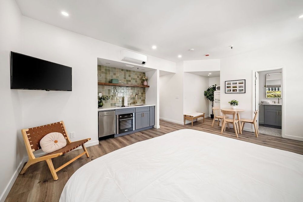 Studio Suite, City View