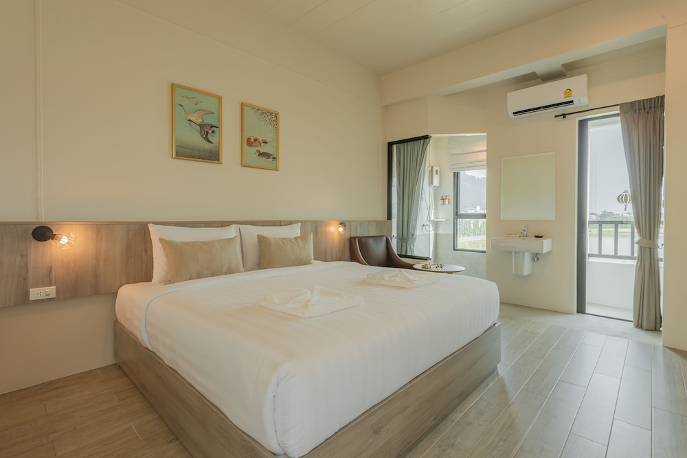 Deluxe Room, 1 King Bed, Nature View