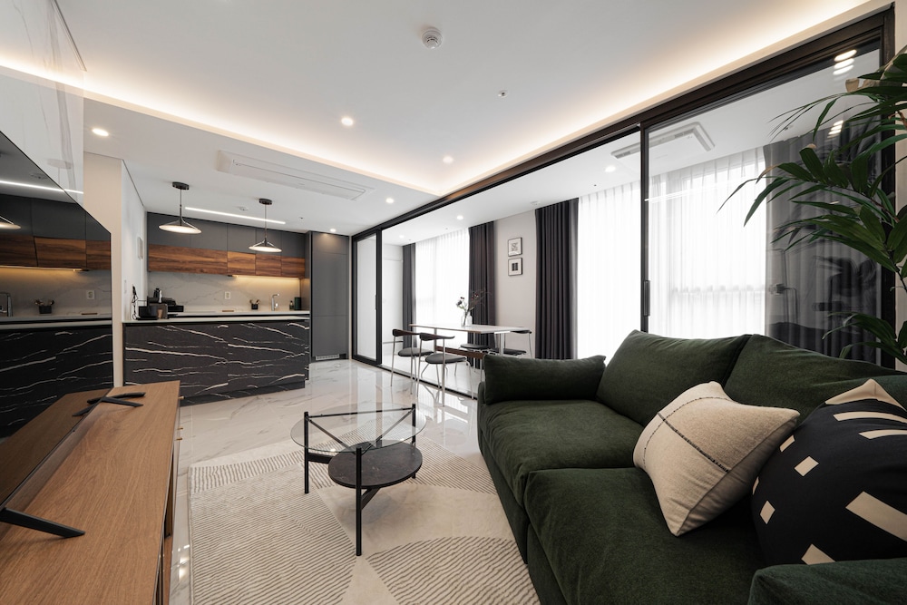 Family Room, 2 Bedrooms - Photo 6