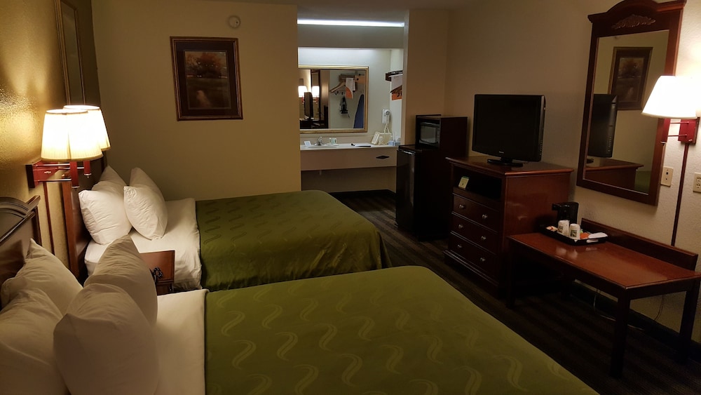 Standard Room, 2 Queen Beds, Smoking - Photo 5