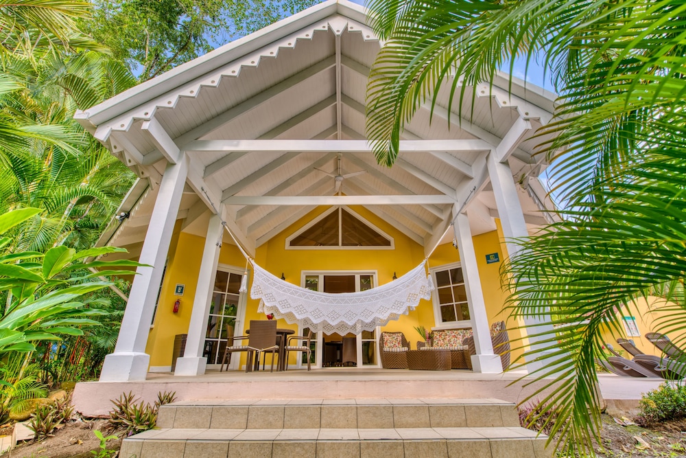 Villa mit privatem Pool (1 Queensize-Bett + 2 Einzelbetten)