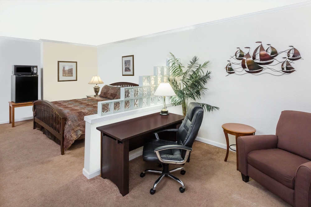 Suite, 1 King Bed, Non Smoking photo 1