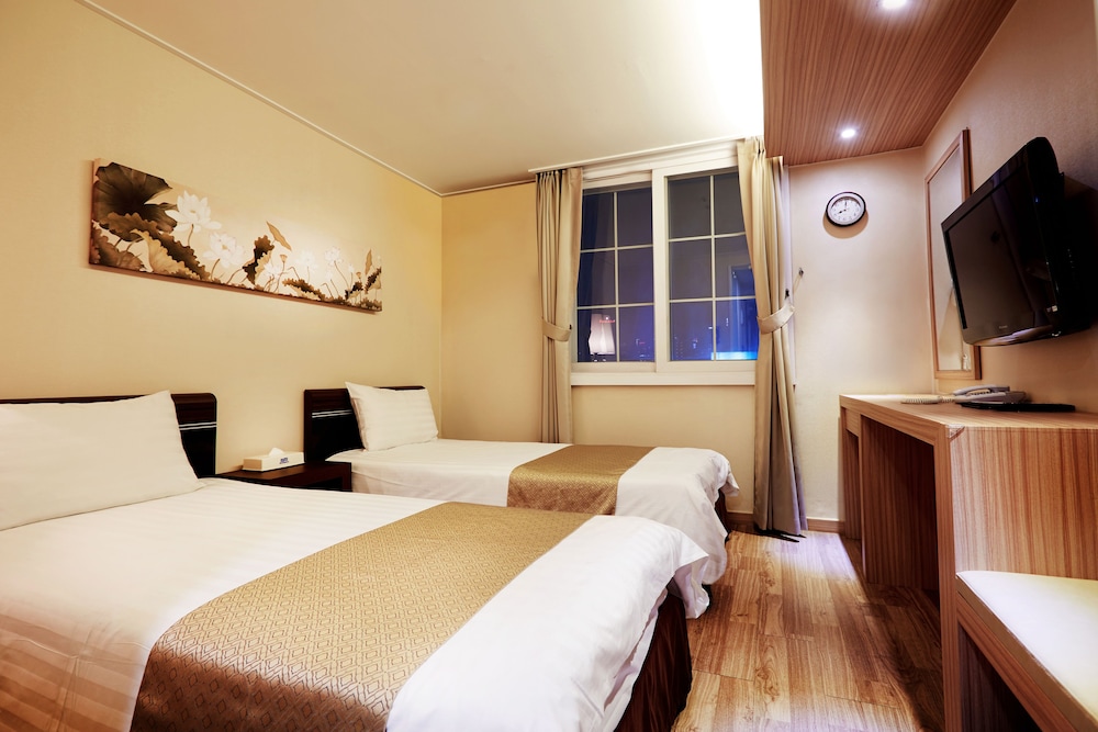 Studio, 2 Twin Beds - Photo 1