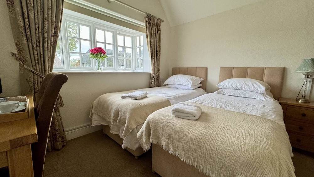 Basic Twin Room, 2 Twin Beds photo 3