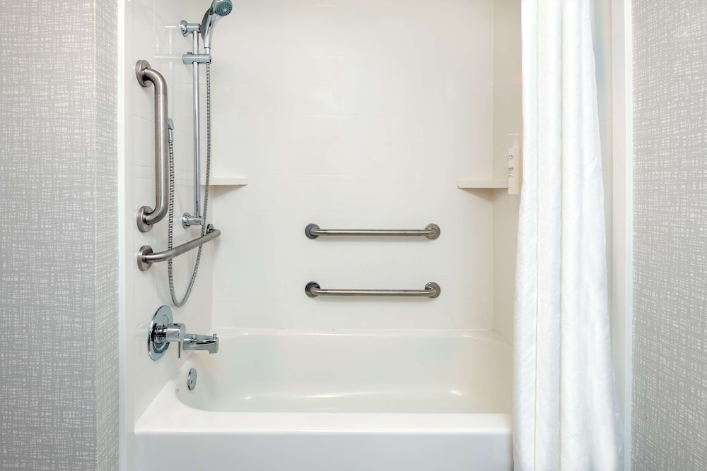 Room, 1 King Bed, Accessible, Bathtub - Photo 4