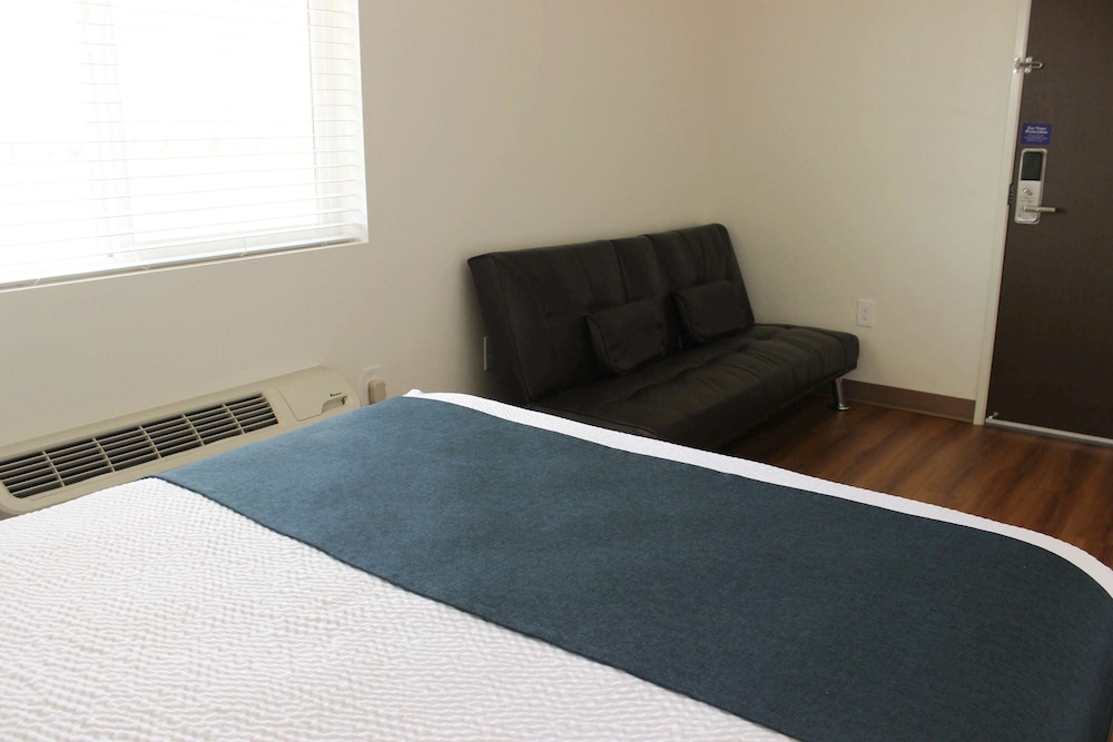 Deluxe Studio, 2 Queen Beds, Non Smoking, Kitchen