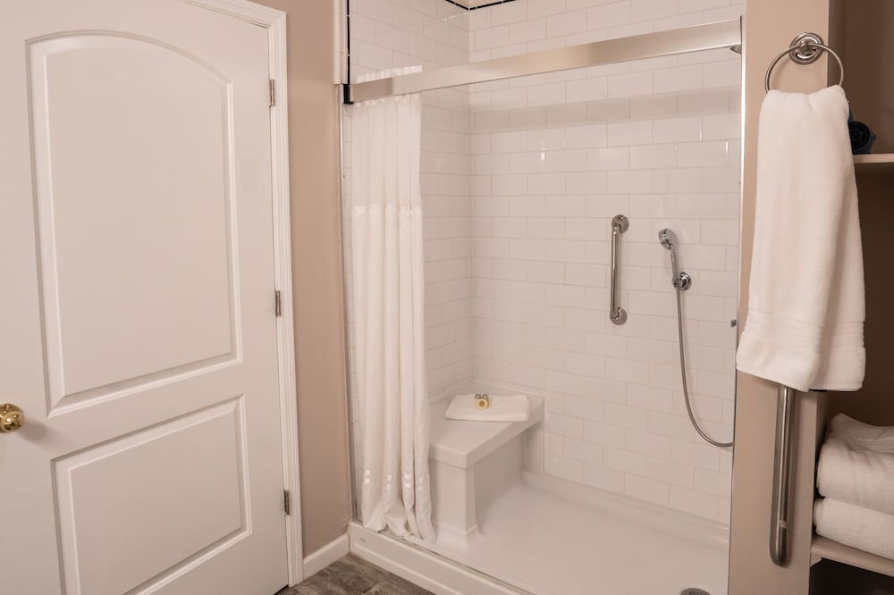 Deluxe Room, 1 King Bed, Mobility Accessible - Photo 5