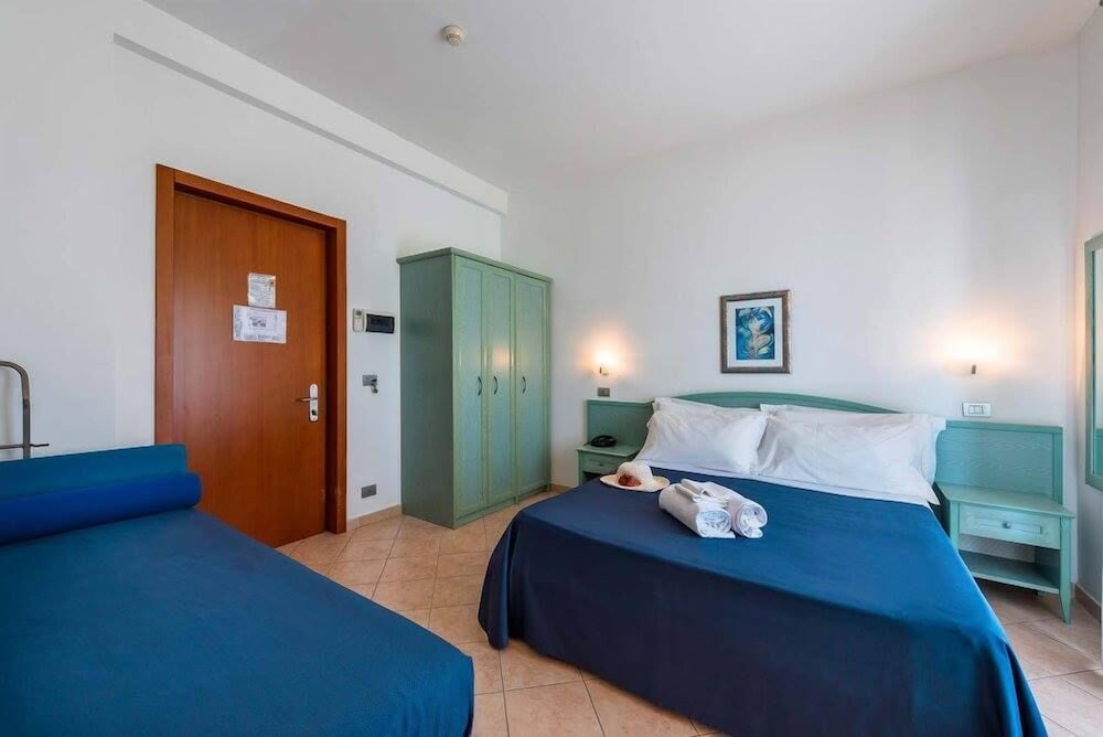 Triple Room, Accessible photo 2