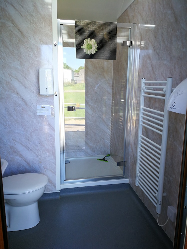 Family Cabin, Shared Bathroom photo 3