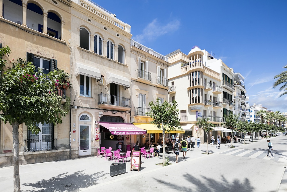 Deluxe Apartment, 3 Bedrooms, Sea View, Beachfront (Paseo de la Ribera 44) photo 2