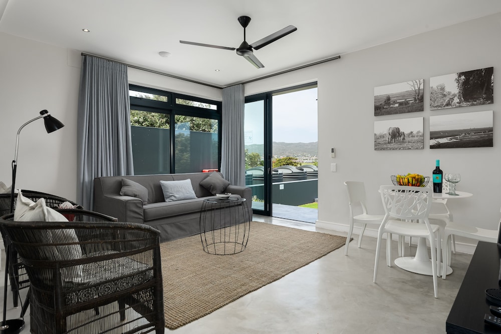 Luxury Apartment, 2 Bedrooms, Balcony, Partial Ocean View (Chobe)