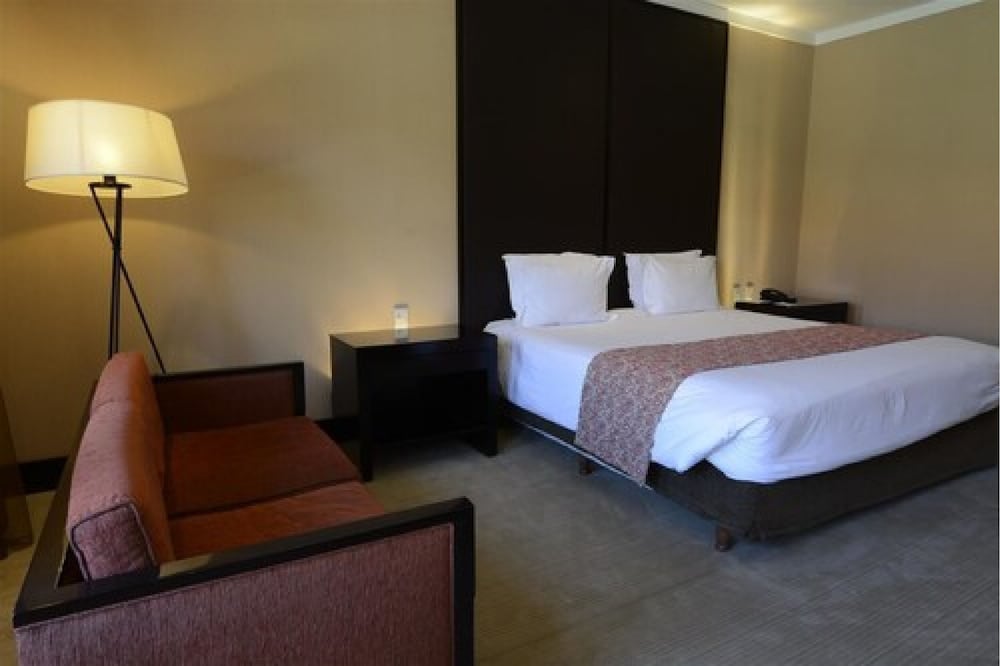 Superior Room, 1 King Bed, Garden View, Garden Area photo 2