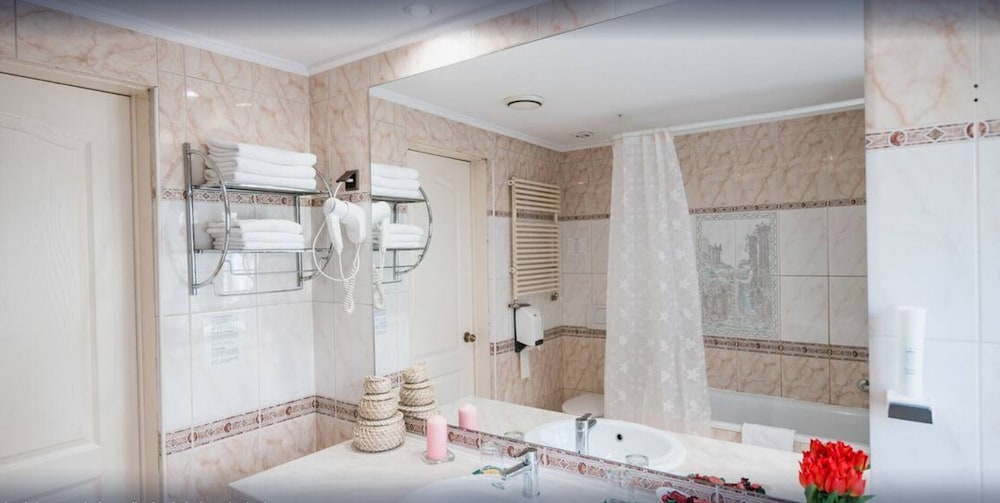 Standard Double or Twin Room - Photo 10