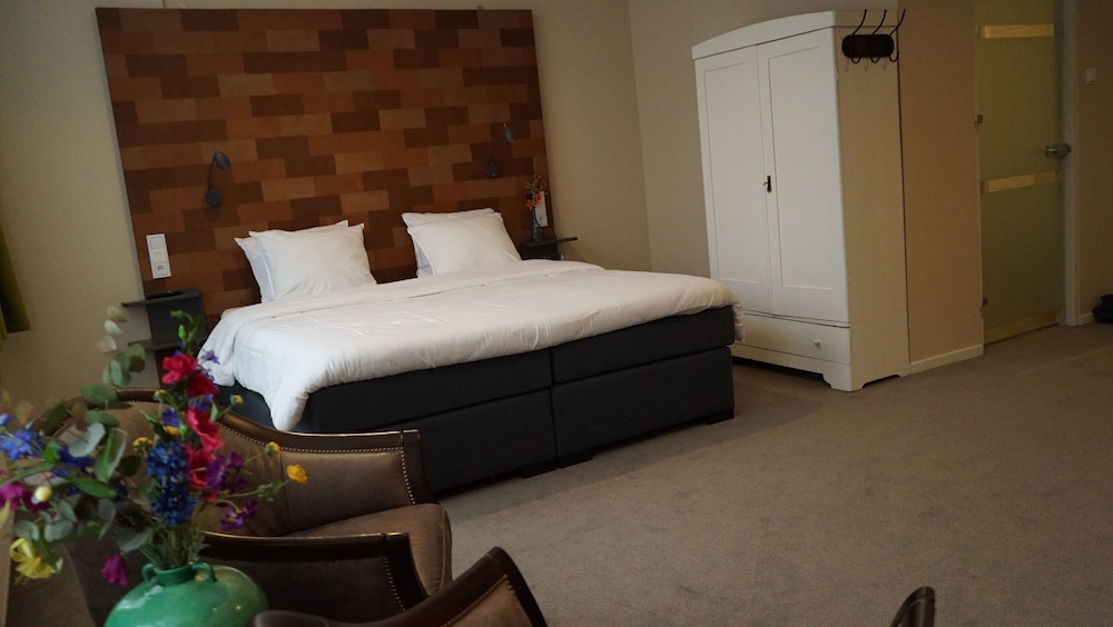Superior Double Room, Bathtub