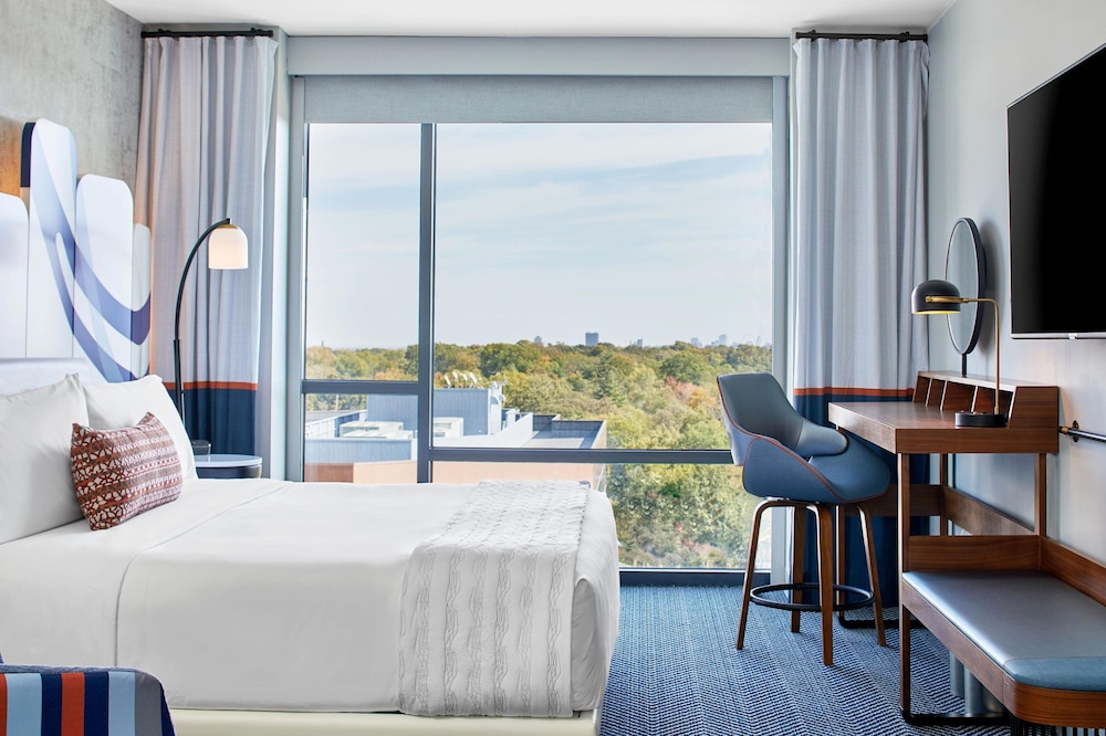 Deluxe Room, 1 King Bed (Mobility Accessible, Roll-In Shower) - Photo 2