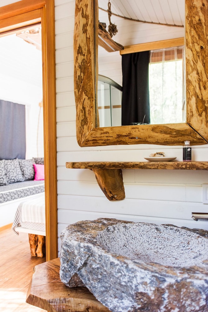 Design Cabin, 1 Queen Bed, Non Smoking, Courtyard View photo 2