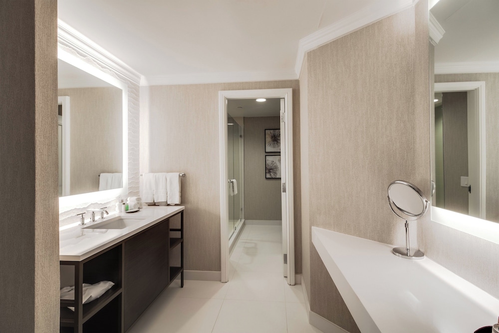 Suite, 1 King Bed, City View - Photo 7