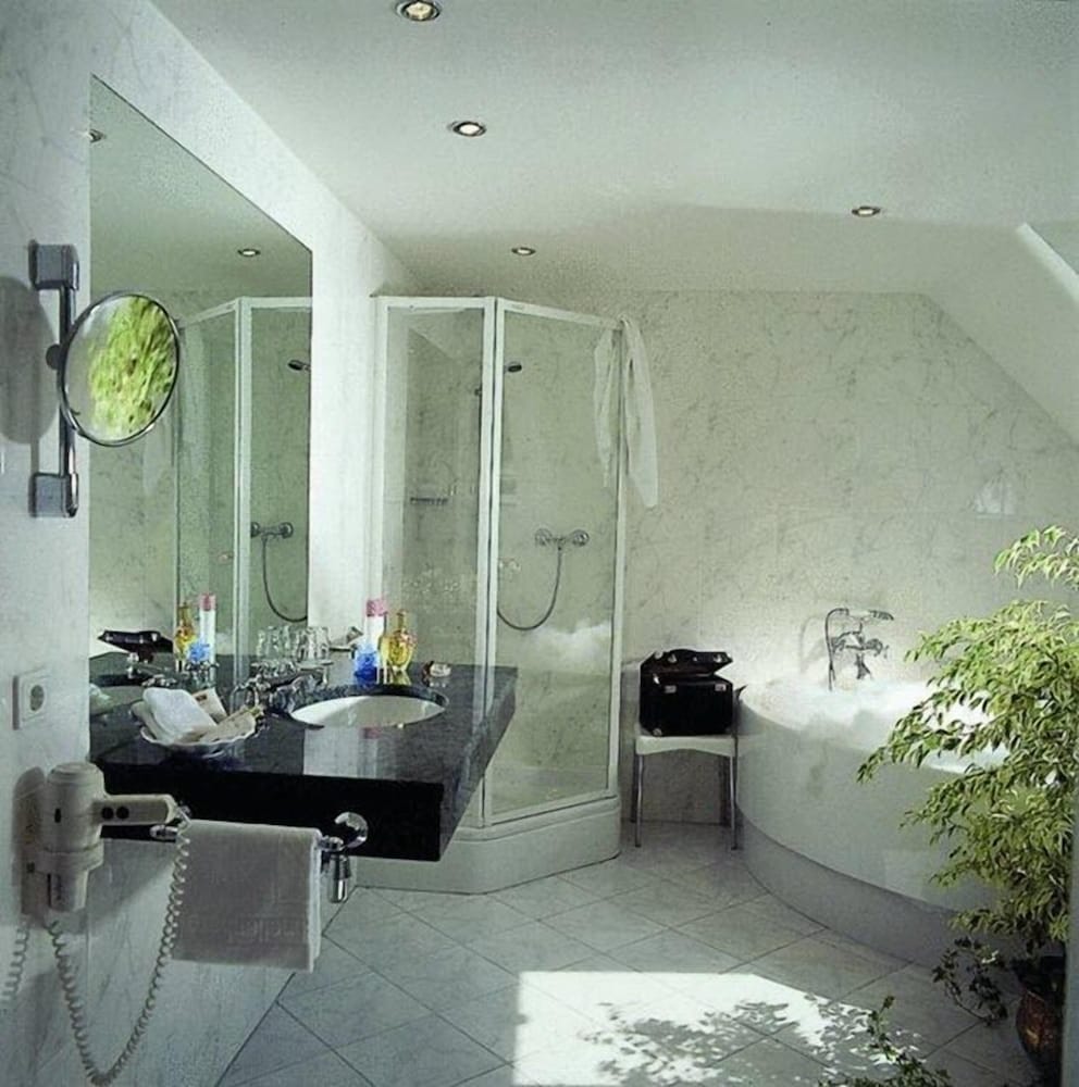Standard Double Room - Photo 8