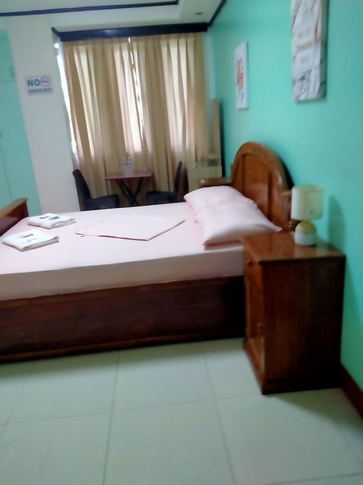 Basic Room, 1 Queen Bed photo 1