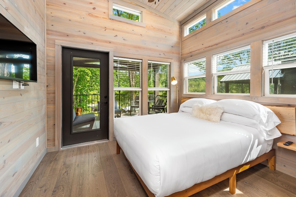 River View Accessible Cabin w/ Hot Tub