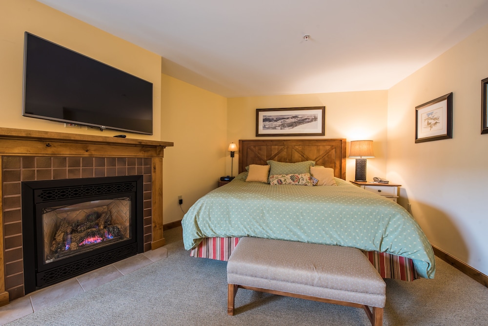 Deluxe Studio, 1 King Bed - Photo 4