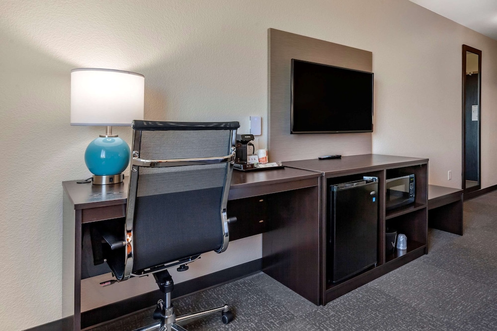 Suite, 1 King Bed, Non Smoking (Upgrade) - Photo 5
