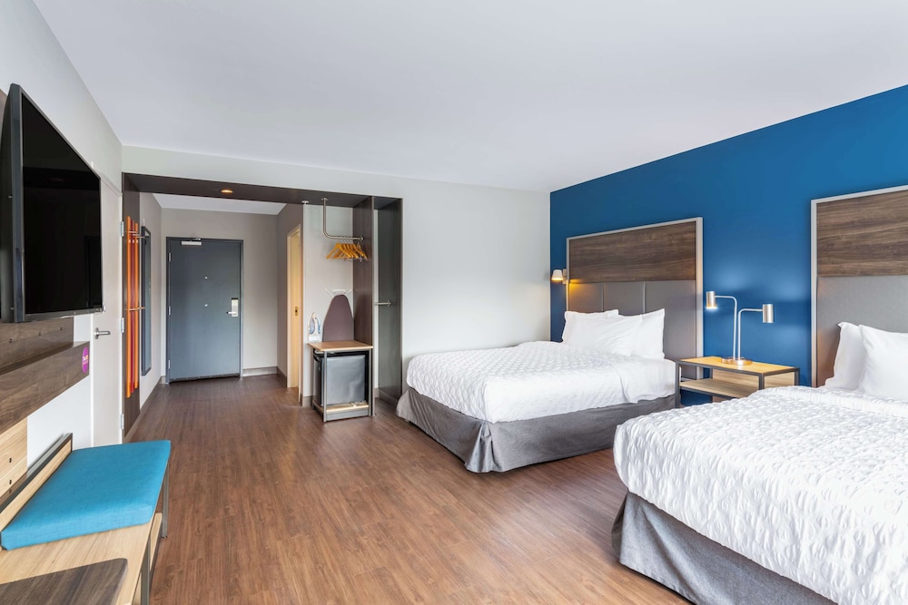 Room, 2 Queen Beds, Accessible, Bathtub photo 2