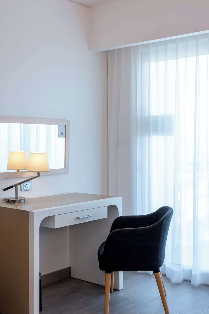 Junior Suite, 2 Double Beds, City View thumbnail 5