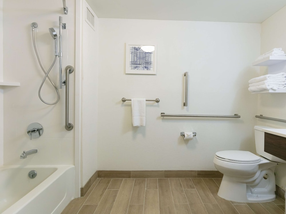 Room, 2 Double Beds, Accessible, Bathtub - Photo 4