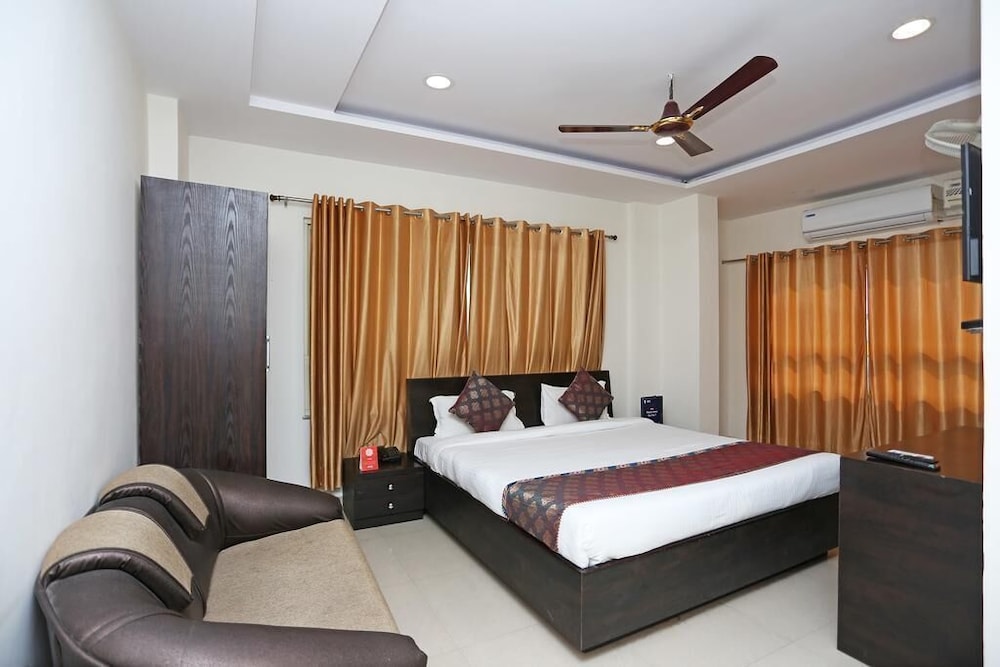 Premier Room, 1 King Bed, City View photo 3