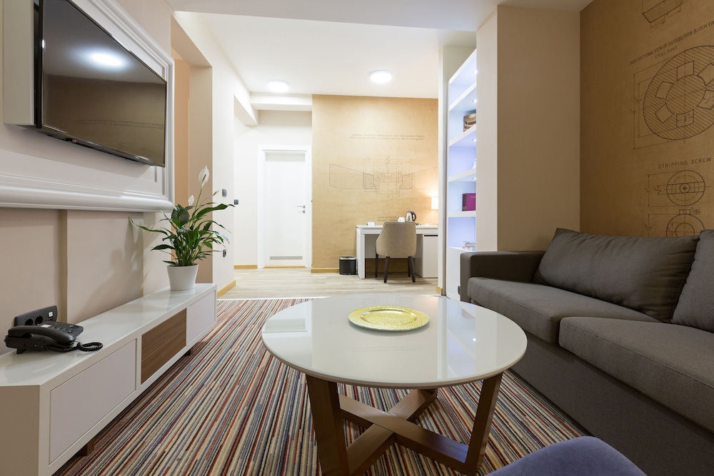Family Room, 1 Queen Bed with Sofa bed, Non Smoking, Balcony photo 1
