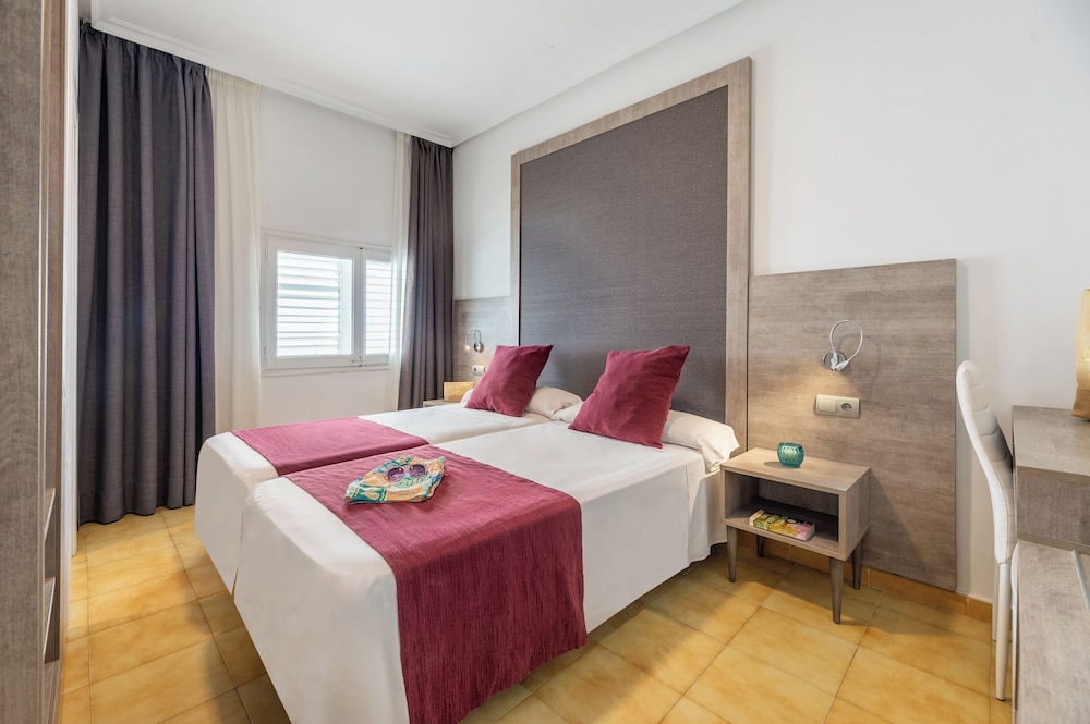 Twin Room (3 Adults)