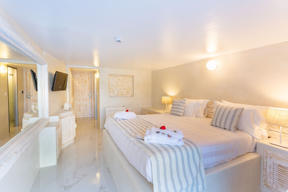 Junior Suite, 1 King Bed, Balcony, City View photo 1