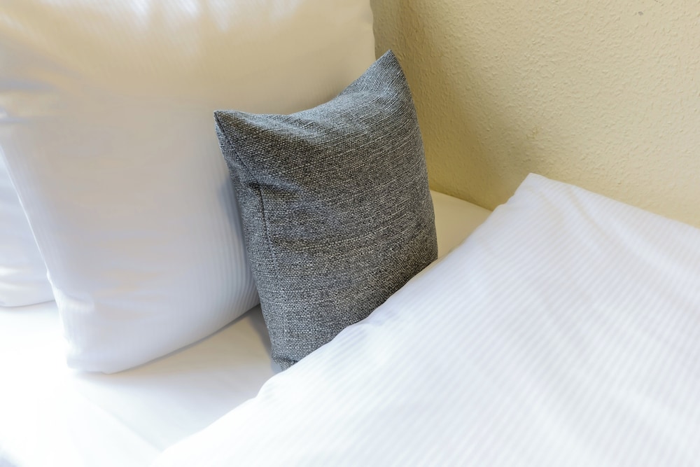 Standard Room, 1 Queen Bed (Up to 3 Adults) thumbnail 5