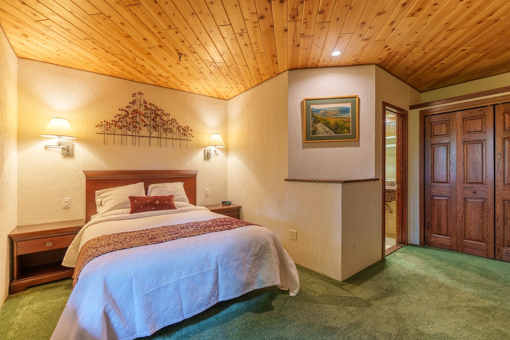 Premium Suite With Balcony, Full Bed