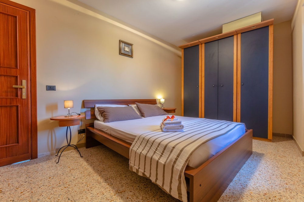 Comfort Apartment, 3 Bedrooms, Terrace photo 3