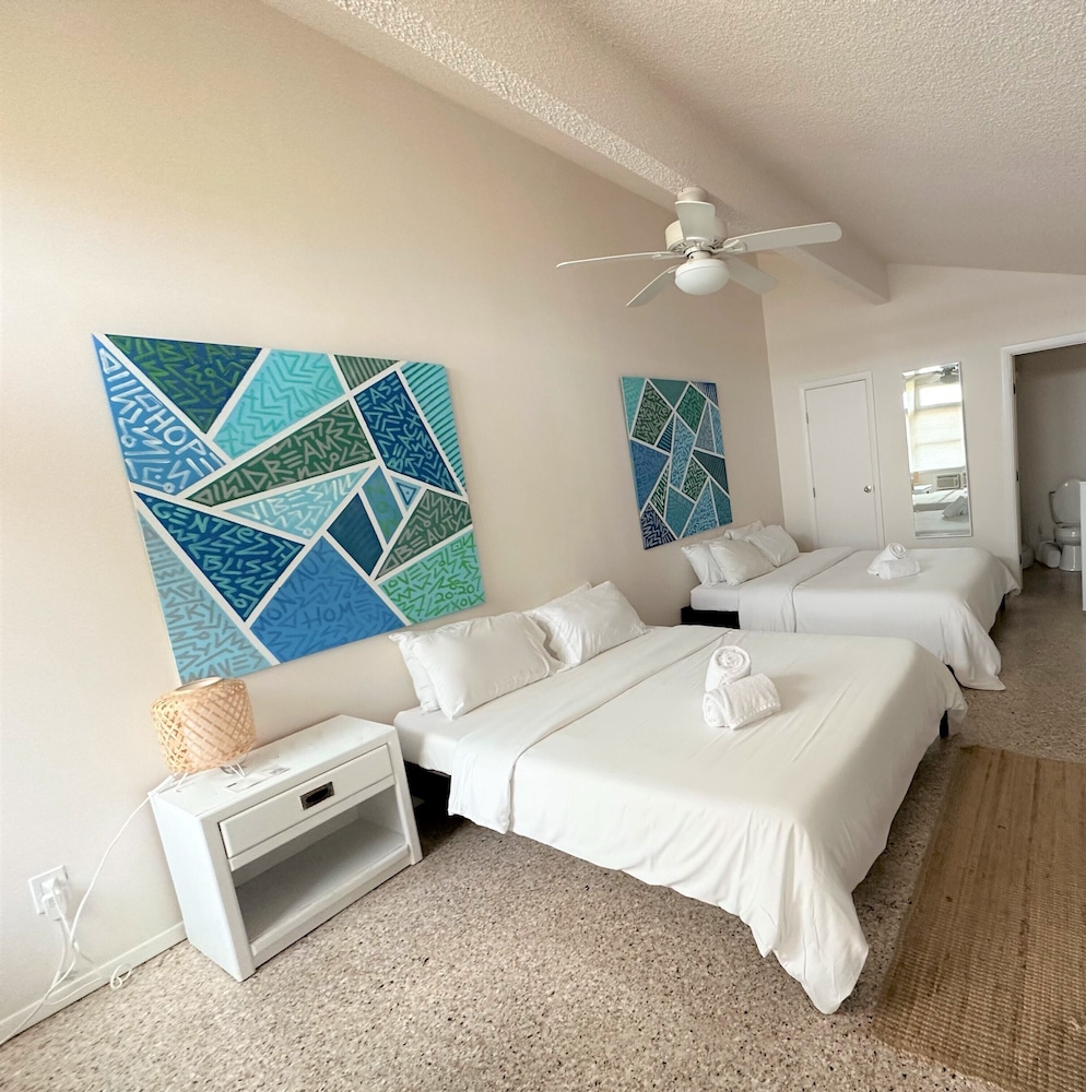 Deluxe Studio, 2 Queen Beds photo 2