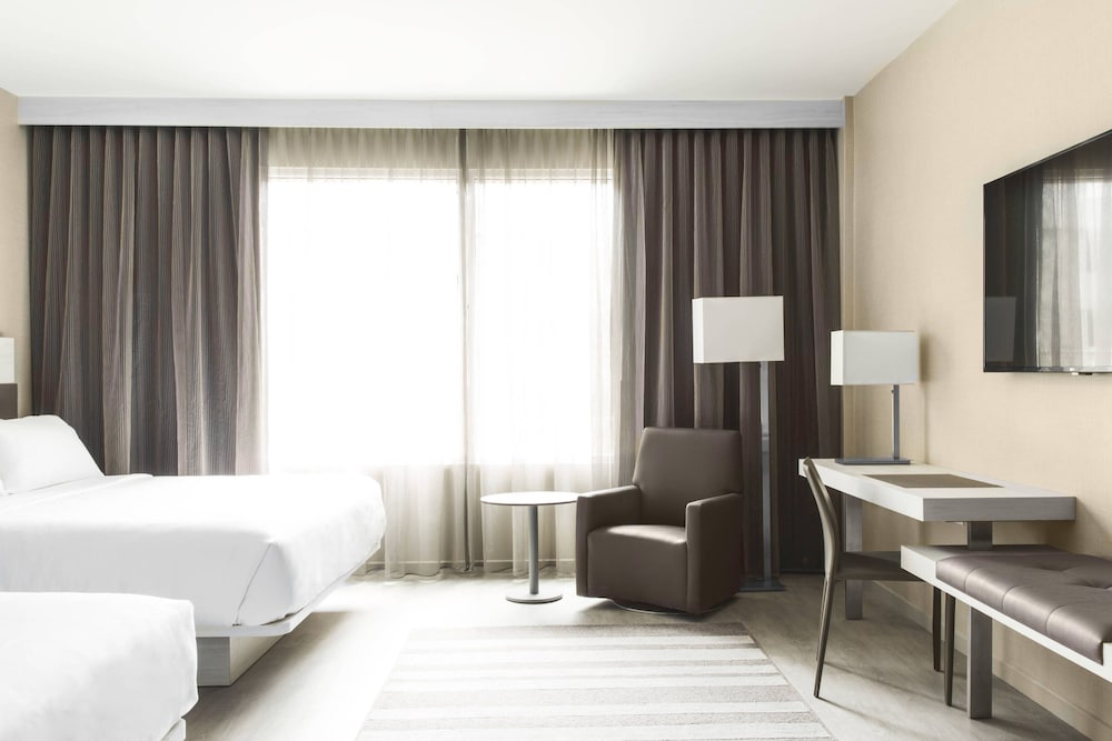 Room, 1 King Bed (Mobility/Hearing Access, Roll-In Shwr)