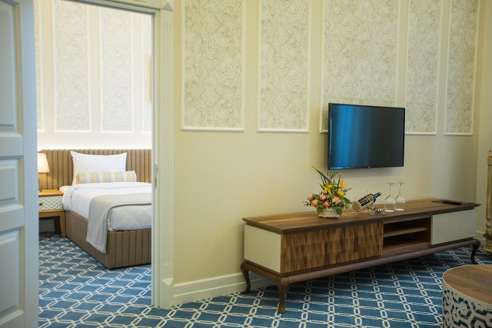 Executive Suite, 1 King Bed - Photo 9
