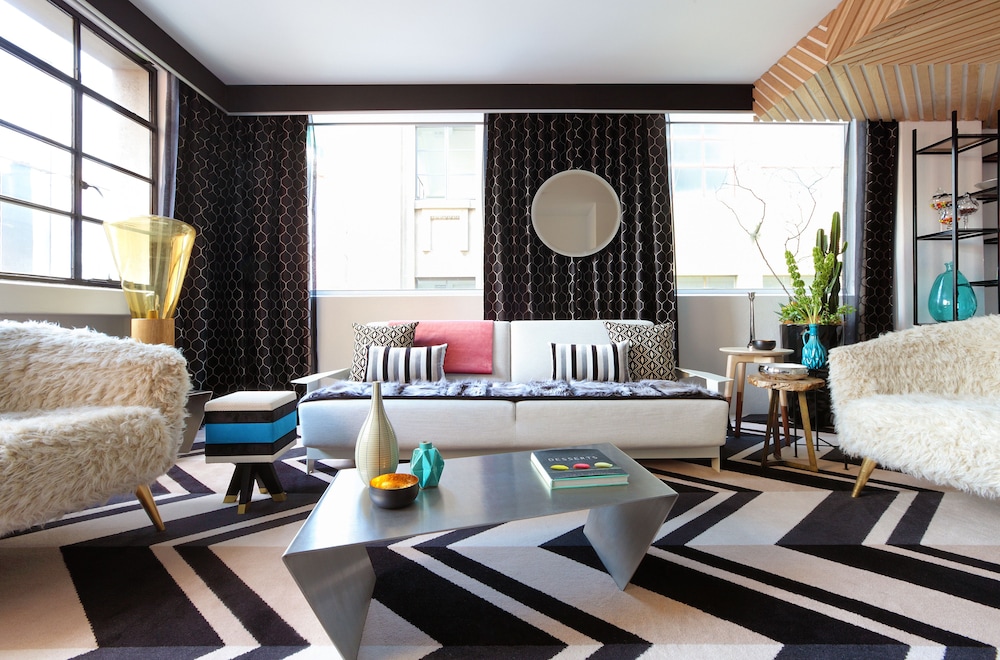 Palatial Suite - Photo 8