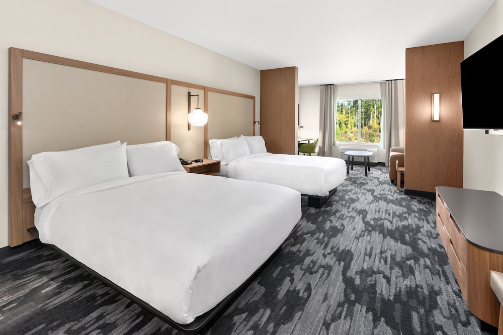 Suite, Multiple Beds (Mobility/Hearing Accessible, Tub)