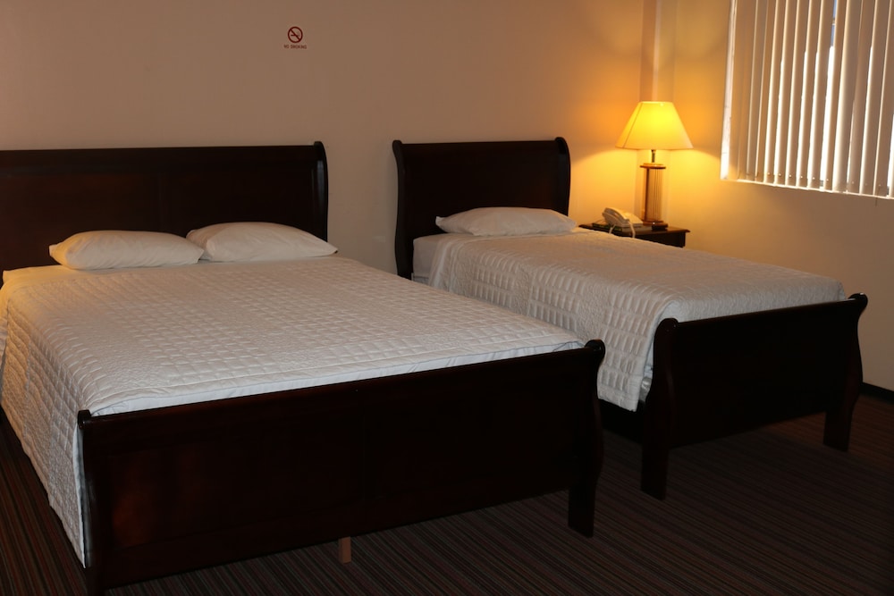 Family Quadruple Room, Multiple Beds (1 Queen Bed and 1 Single Bed)